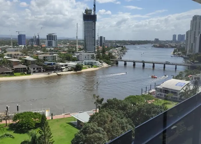 Circle On Cavill Riverview Apartment